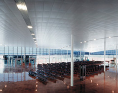 L'extension du Terminal A de l'aéroport de Barcelone s'orne des plafonds Armstrong - Batiweb